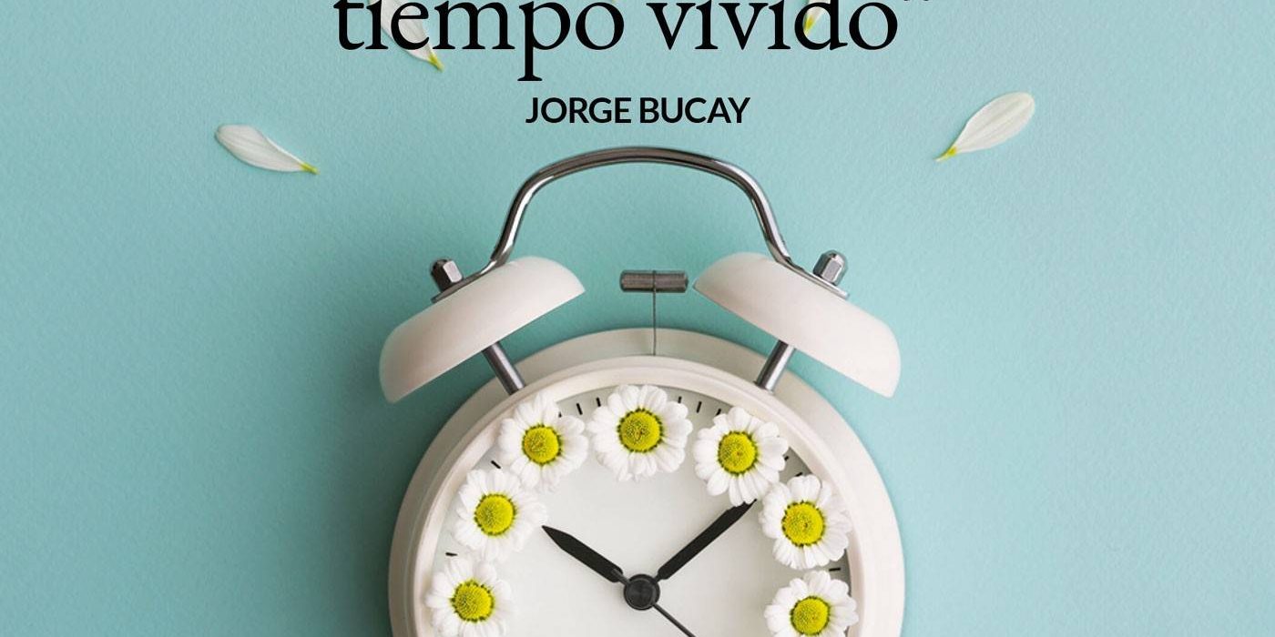 reloj despertador antiguo blanco con margaritas en lugar de horas.